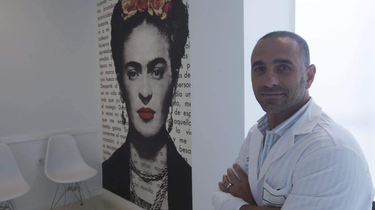 Antonio Juliá, en su consulta de San Carlos, con el mural de Frida Kahlo de fondo. :