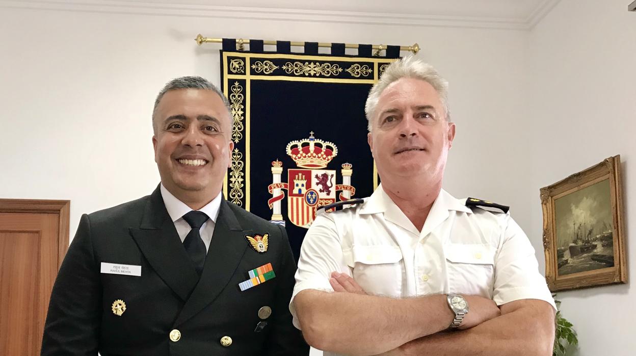 El comandante del 'Tarangini' junto al subdelegado de Defensa en Cádiz.