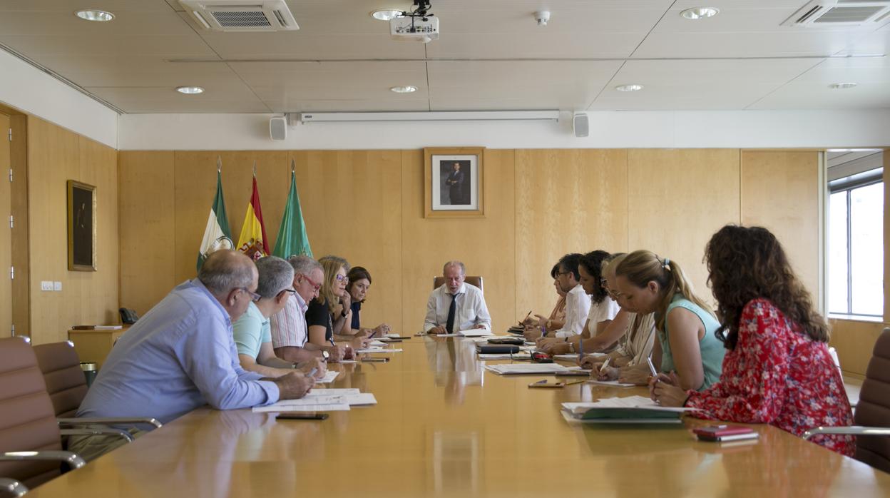 El presidente de la Diputación de Sevilla junto con su equipo de Gobierno