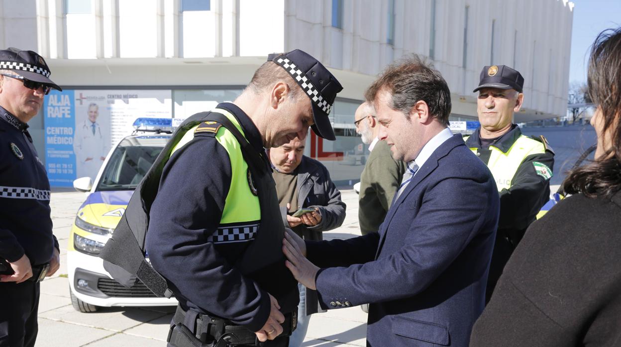 El alcalde de Mairena del Aljarafe, Antonio Conde, junto a un agente de la Policía Local