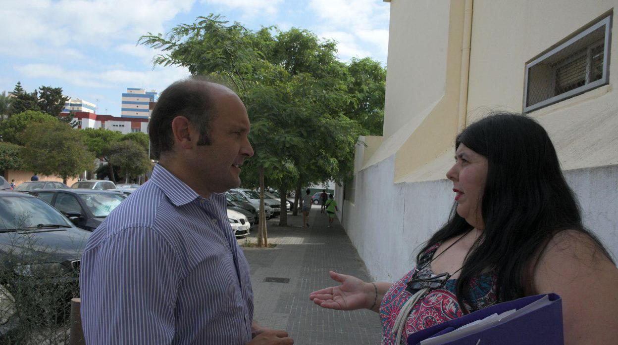 Juancho Ortiz, junto a la presidenta de la asociación 'Las Desamparadas'-