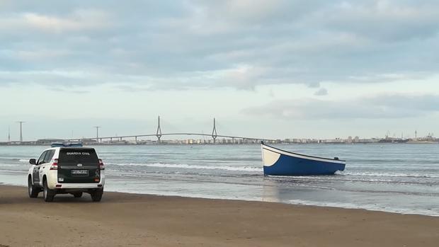 Llega una patera a la playa de Valdelagrana, en El Puerto