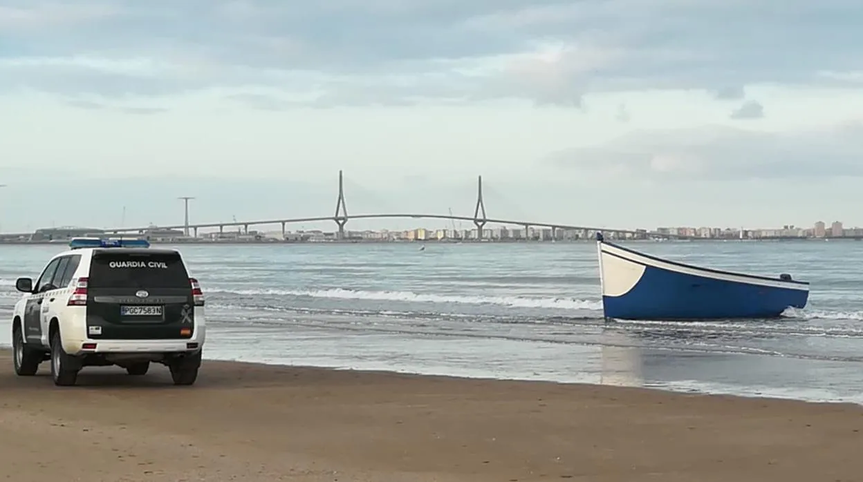 Imagen del segundo puente con la patera en la playa de Levante |LA VOZ.