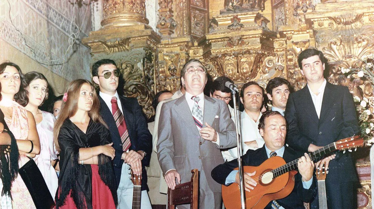 Enrique Montoya, con la guitarra, junto a Curro de Utrera en el santuario de Consolación