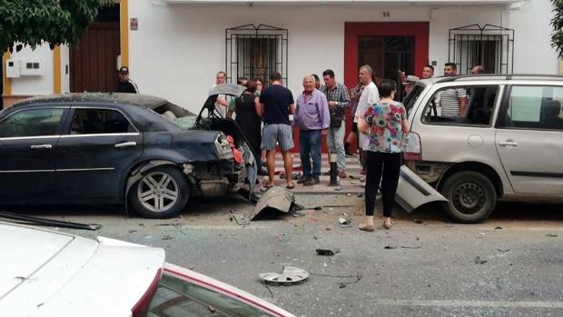 Un herido, cuatro coches y una docena de casas dañadas por una explosión de cohetes en Cantillana