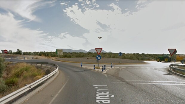 Fallece un motorista de 55 años en la rotonda de acceso a El Saucejo tras resbalarse y chocar contra una señal