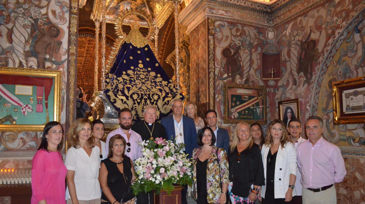 Los miembros del Partido Popular acudieron a visitar a la Virgen de Consolación de Utrera