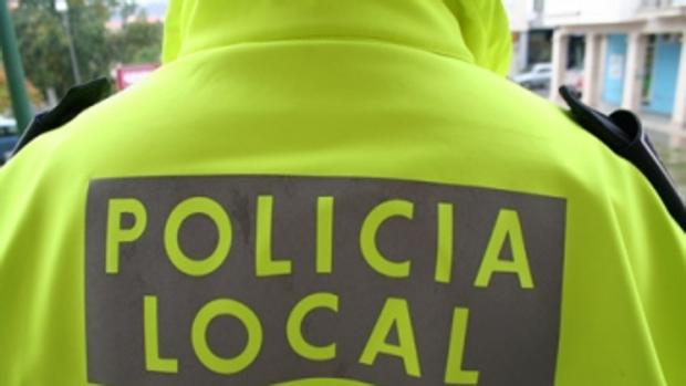 La Policía Local de Carmona requisa bebidas en las botellonas de las fiestas