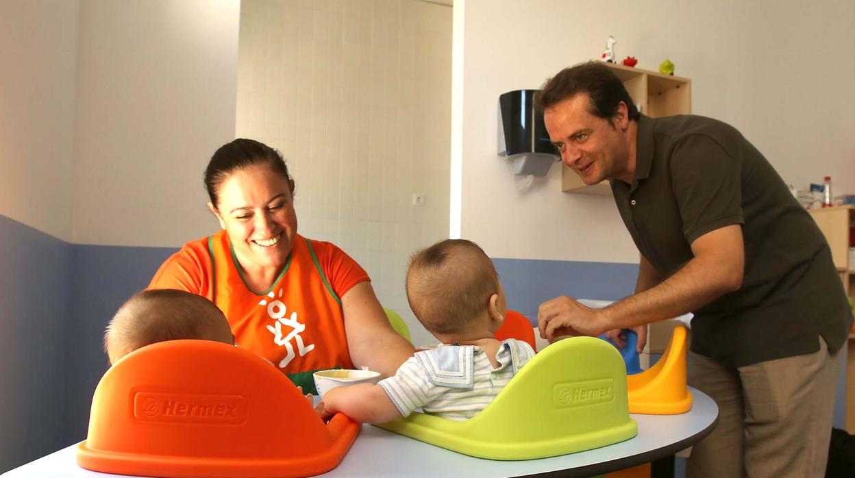 El alcalde de Mairena del Aljarafe, Antonio Conde, en la escuela infantil municipal Dora la Exploradora