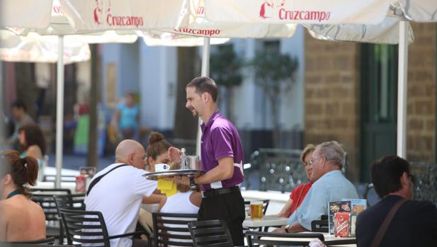 Cádiz registra casi 4.000 empleos más este verano en el sector de la hostelería