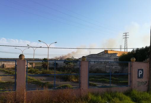 Una imagen del incendio a la entrada de El Puerto.