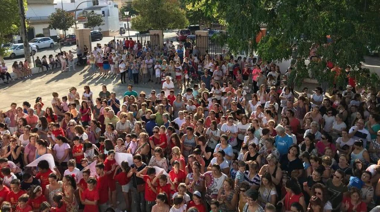 Cientos de padres de La Campana han protestado esta mañana por el mal estado del CEIP Bernardo Barco