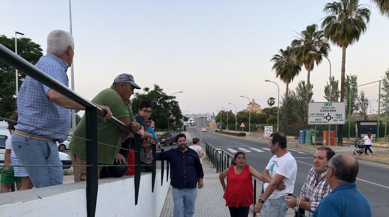 El alcalde de Lora del Río, Antonio Enamorado, durante un encuentro con vecinos de su municipio