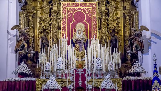 María Santísima de los Dolores, iluminada por 75 candelabros para su Triduo