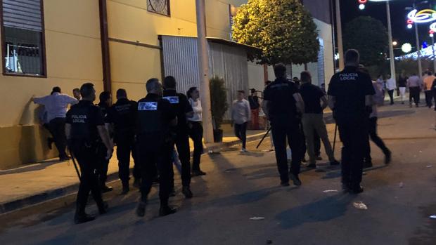 La Policía de Arahal convierte los tickets de su comida de Feria en recaudación solidaria