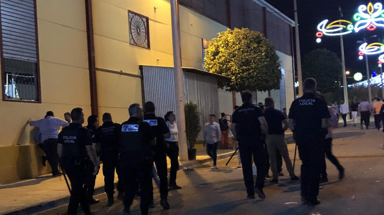 Agentes de la Policía Local de Arahal en una de las calles de la pasada feria del Verdeo