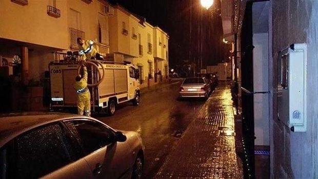 Bomberos interviene en varias inundaciones en Alcalá del Valle y Setenil