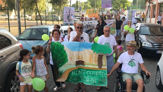 Montequinto se manifiesta en demanda de zonas verdes