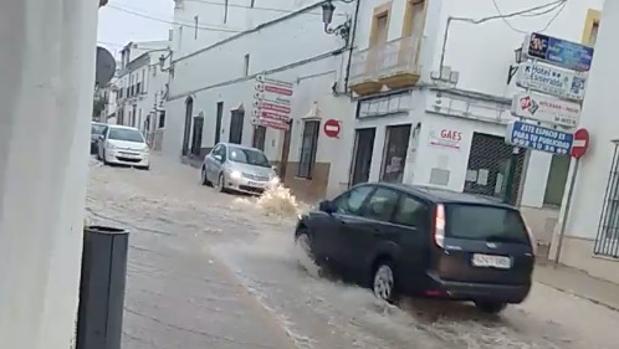 Una fuerte tromba de agua sorprende a Osuna y logra  desplomar un muro y una pared de una nave