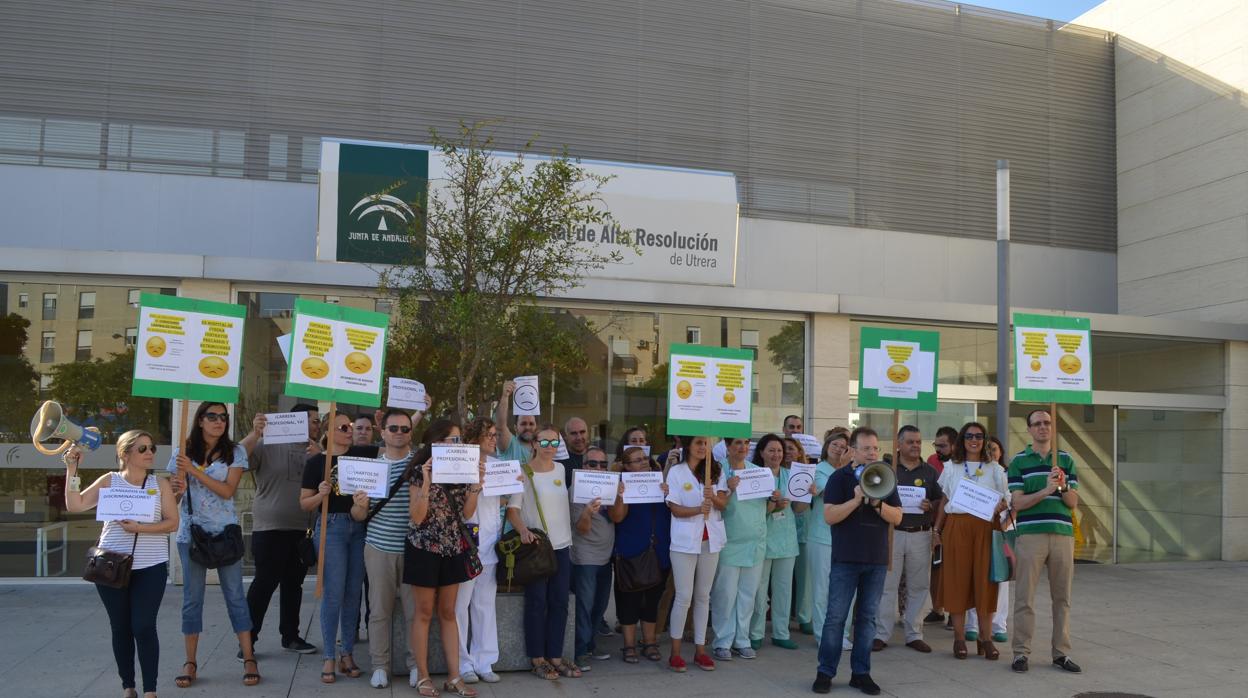 Los representantes del comité de empresa se han concentrado a las puertas del Hospital