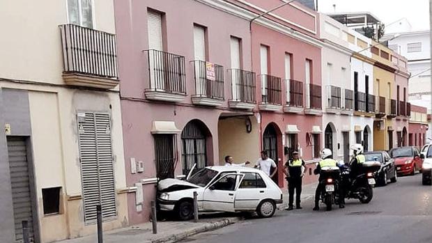 Impacta con su coche contra una vivienda en Utrera tras sufrir un desvanecimiento