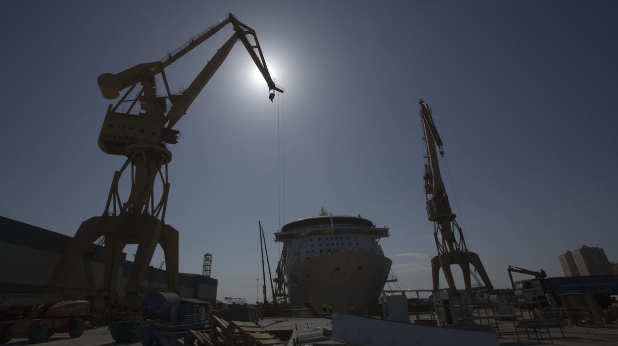 Reparación en el astillero de Cádiz del crucero ‘Mariner’, de la Royal, el pasado mayo