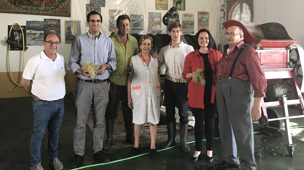 El alcalde ariscaleño, Martín Torres, y la portavoz del PP en la Diputación de Sevilla, Virginia Pérez, entre otros