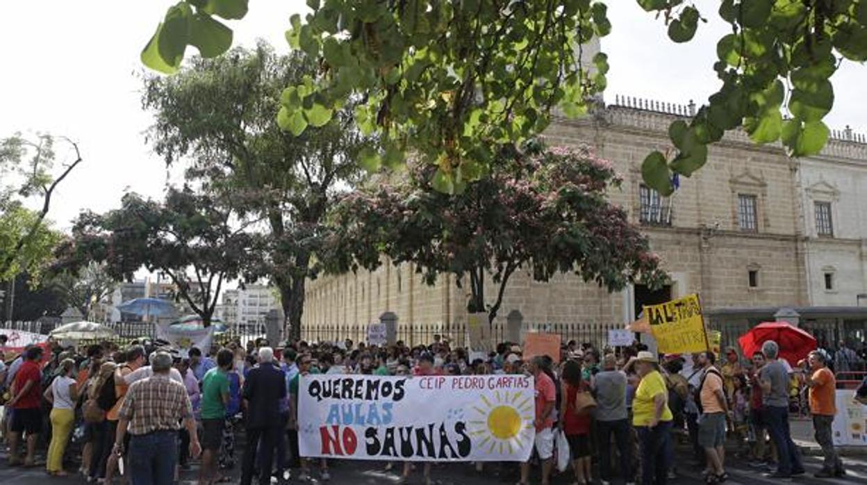 Una reciente protesta de padres contra las altas temperaturas en los colegios