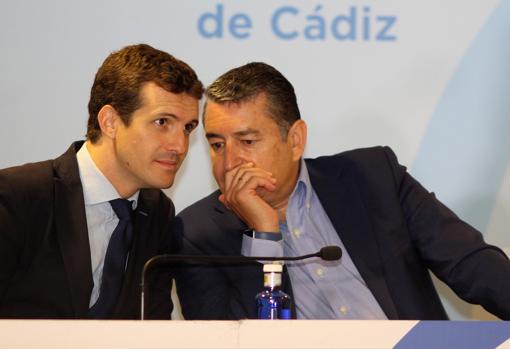 Pablo Casado, con Antonio Sanz.