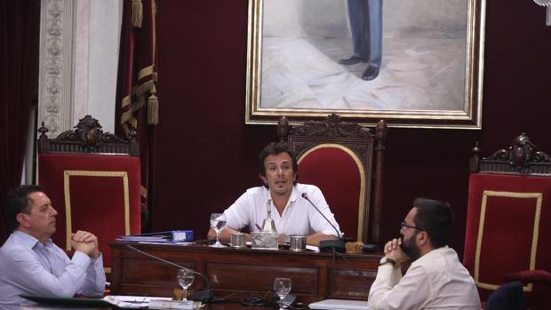 PP, PSOE y Ciudadanos cercan a Kichi en su último debate sobre el estado de la ciudad