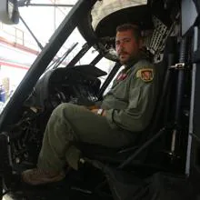 El teniente de navío Cubo a los mandos del helicóptero que se desplegó a bordo del 'Meteoro'.