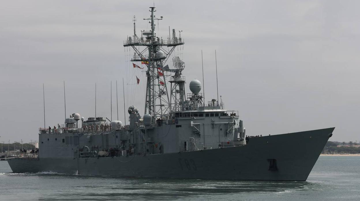 La fragata ‘Numancia’ se aleja de la Base Naval de Rota el pasado 10 de mayo, cuando zarpó hacia la operación ‘Sophia’.