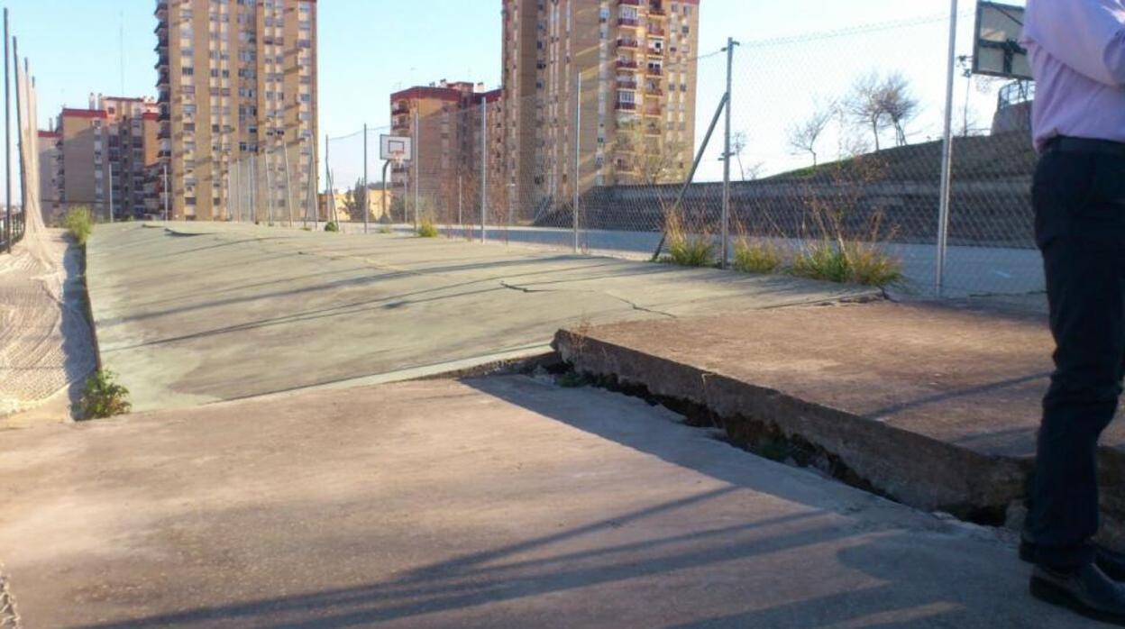 Los padres del colegio La Colina piden reparar los hundimientos y grietas del muro y el acerado exterior