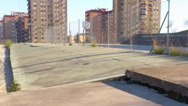 Los padres del colegio La Colina piden reparar los hundimientos y grietas del muro y el acerado exterior