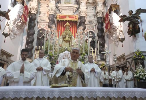 Rendidos a la Alcaldesa Perpetua de Cádiz