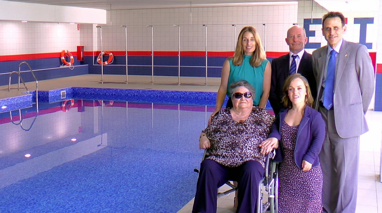 El Centro Inglés inaugura su nueva piscina con la presencia de la nadadora paraolímpica Ellie Simmonds