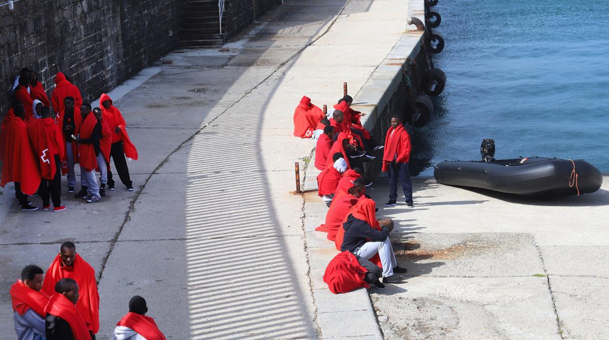 Rescatan a 325 inmigrantes a bordo de siete pateras en el Estrecho