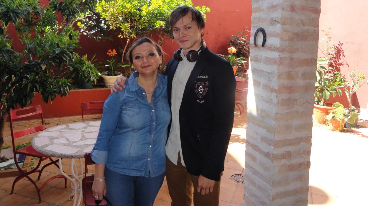 El joven ruso Azat, que murió tras una caída en el pabellón de Burguillos, junto a su madre Dilara