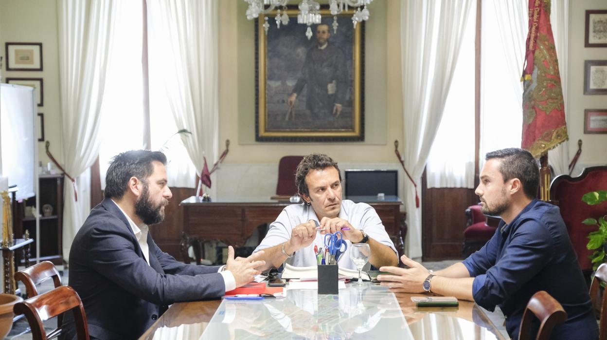 El actual alcalde de Cádiz, José María González (centro), junto a su socio de gobierno, Martín Vila y el candidato del PSOE a la Alcaldía, Fran González.