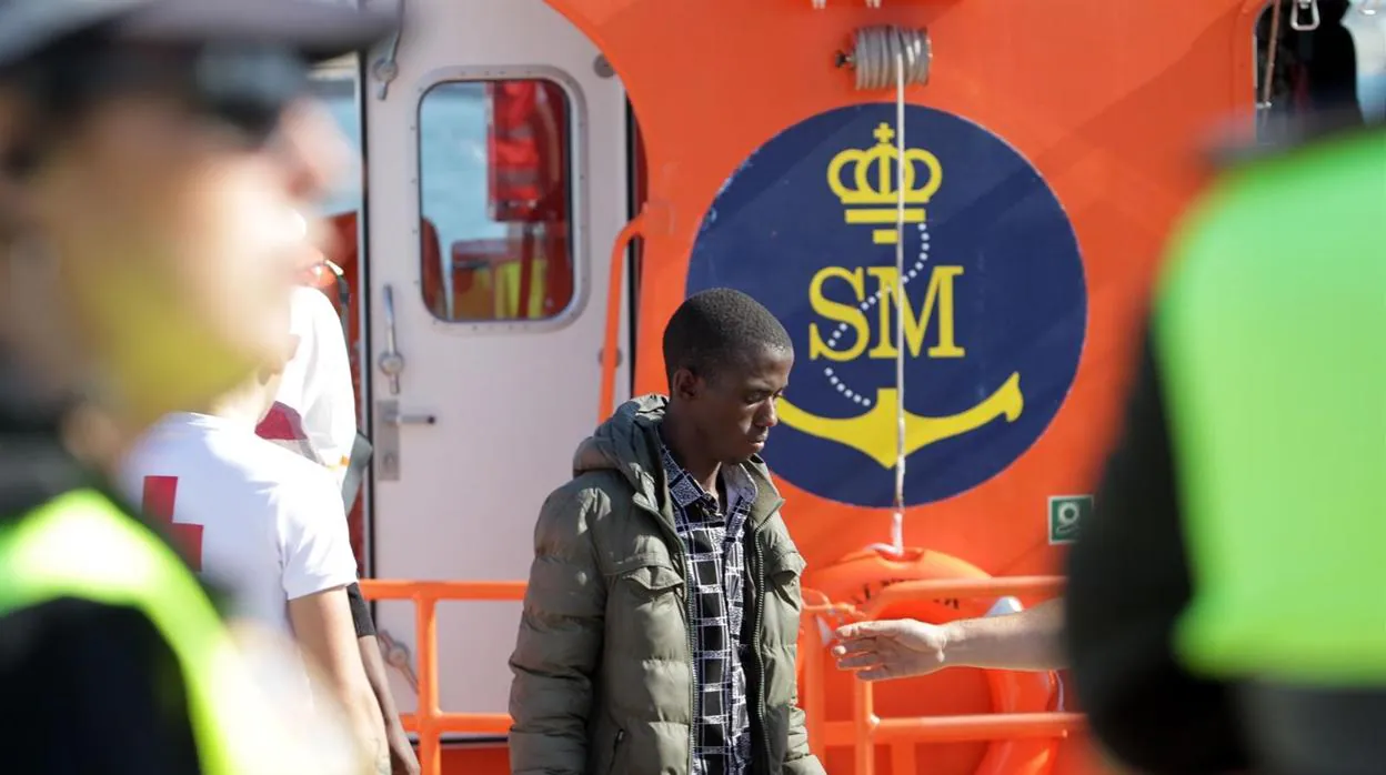 Rescatados 72 migrantes, entre ellos seis menores, de una patera en aguas de El Estrecho