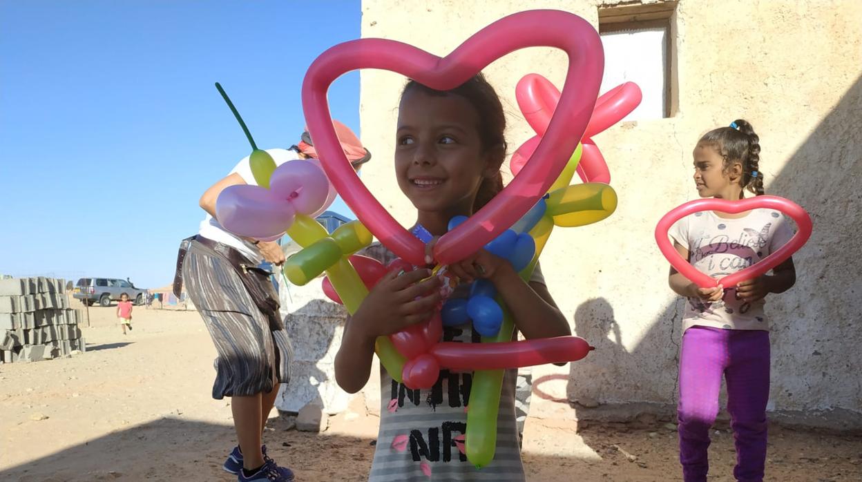 Una de las niñas saharauis disfruta con los talleres de Valle de Cuentos.