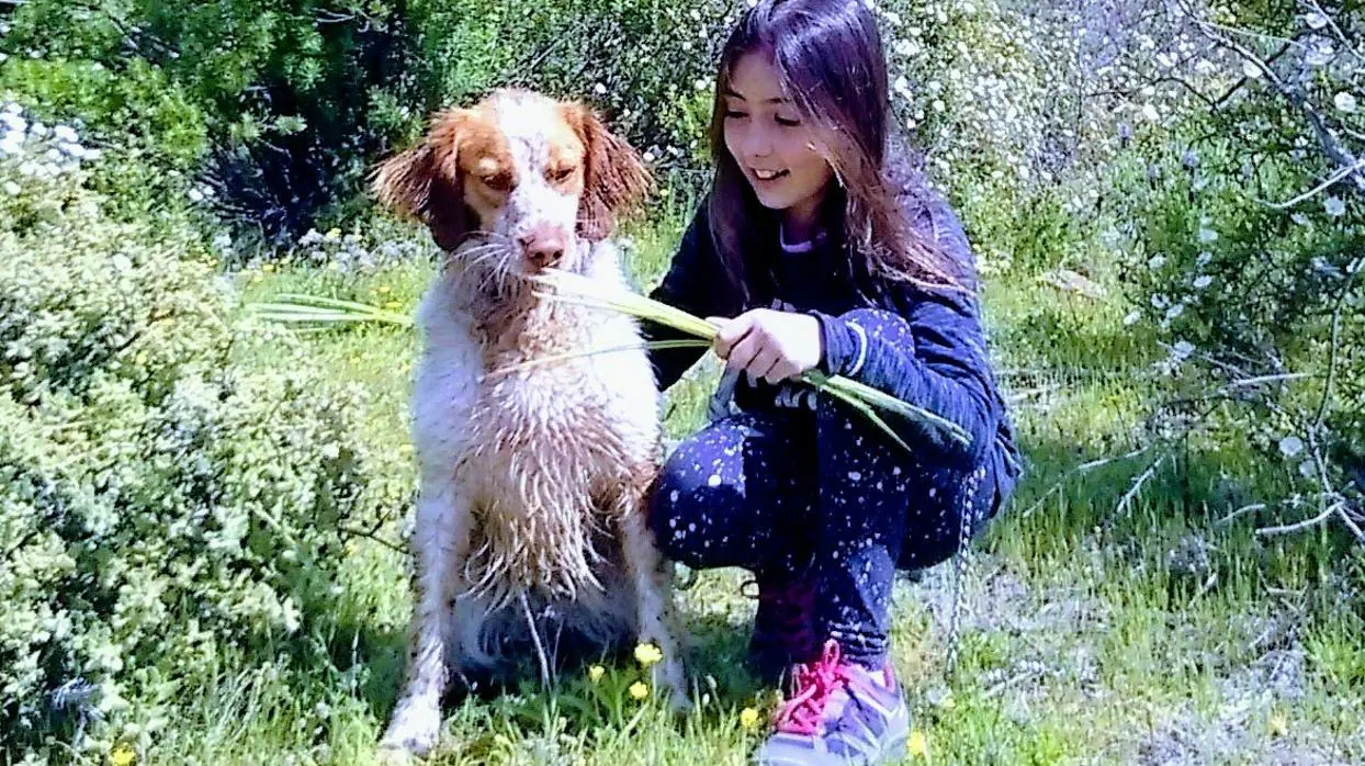Celia, en el campo con su perra Nuka