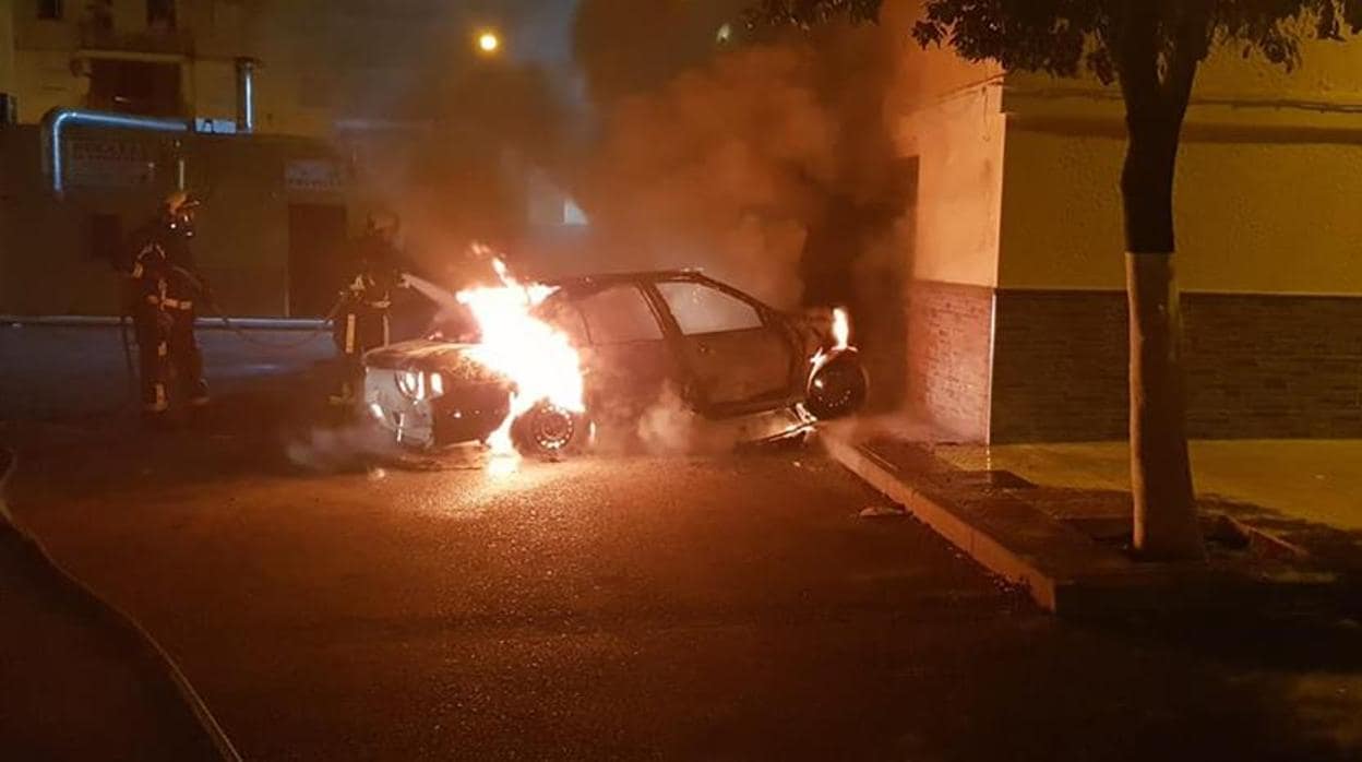 Uno de los coches incendiados en la madrugada en Lora del Río