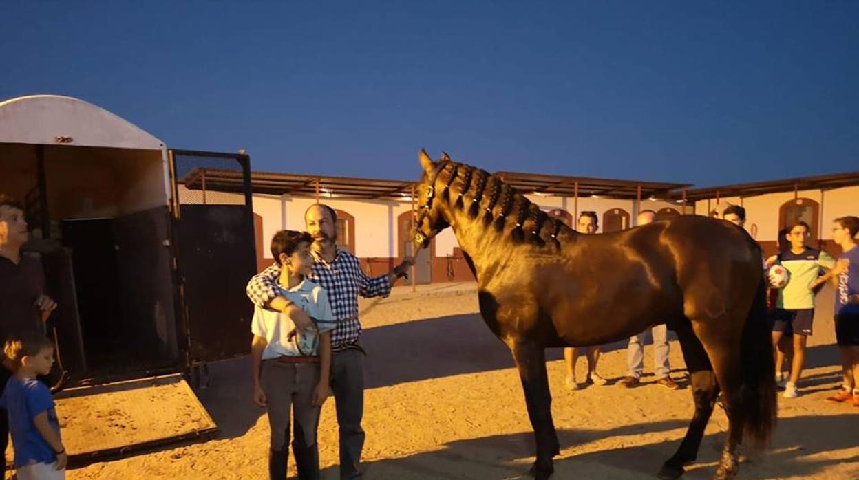 El joven jinete junto a su nuevo caballo, Conguito