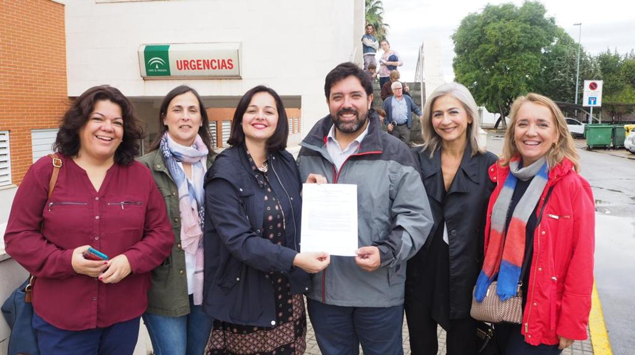 El alcalde de Lora, Antonio Enamorado, junto con la presidenta del PP-Sevilla, Virginia Pérez