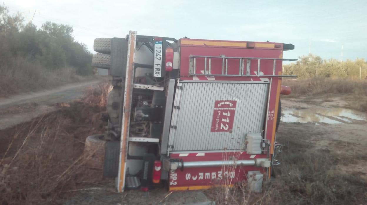 El camión de bomberos acabó volcado sobre el socavón que se abrió en el suelo
