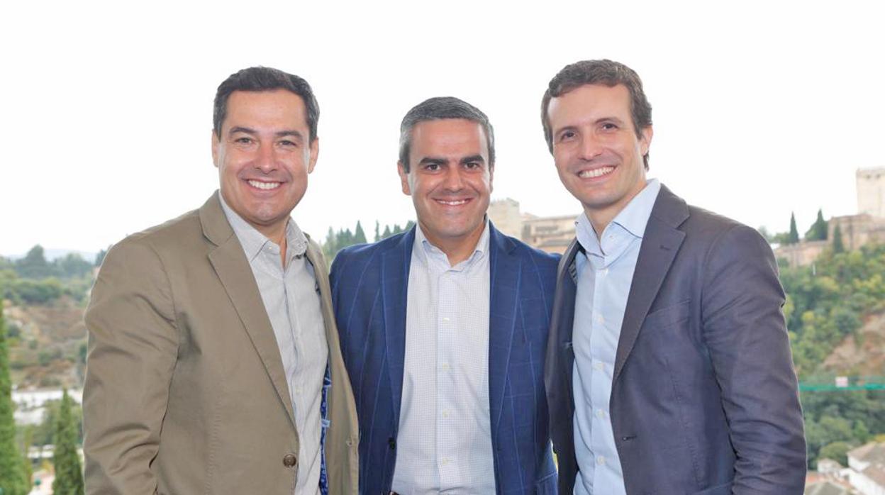 José Ortiz, en el centro, junto a Moreno Bonilla y Pablo Casado.