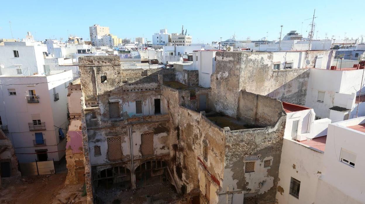 Una de los edificios de infravivienda de Cádiz, clausurado.