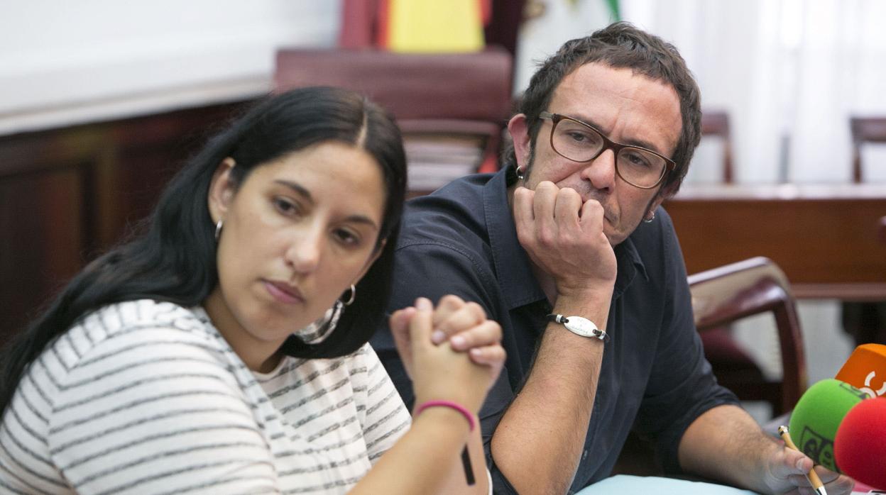 La concejal de Asuntos Sociales, Ana Fernández, junto al alcalde.