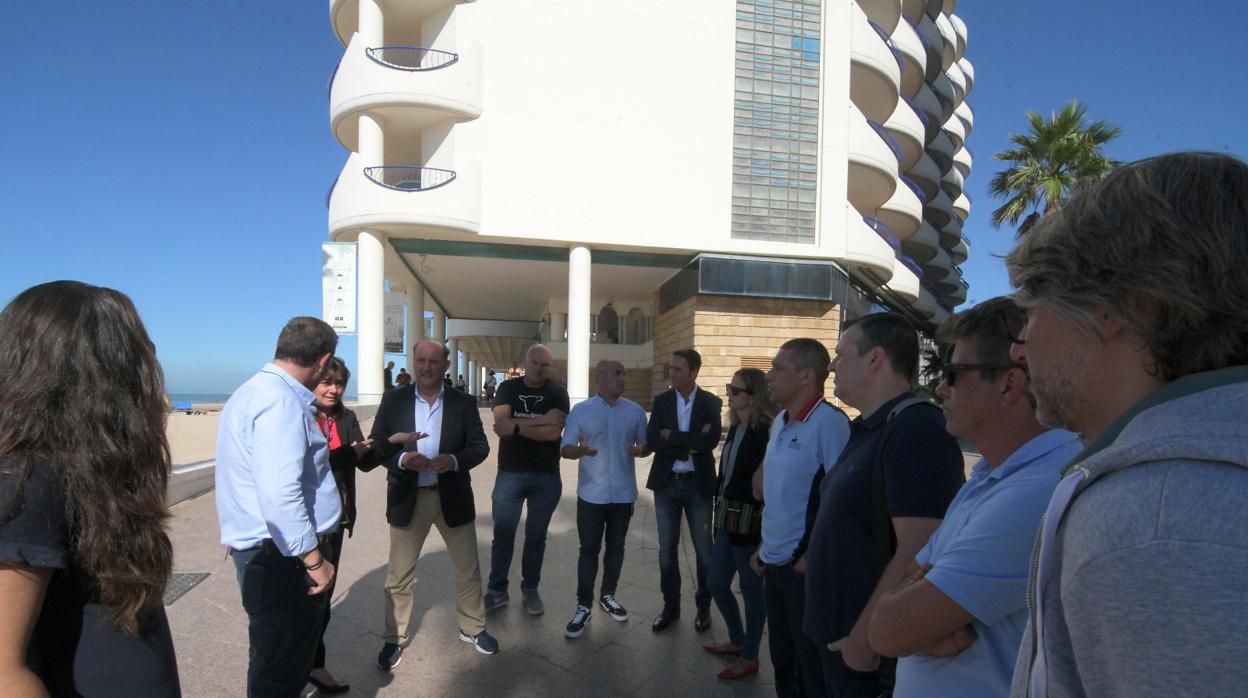 Juancho Ortiz, junto a hosteleros y vecinos de esta zona del paseo.